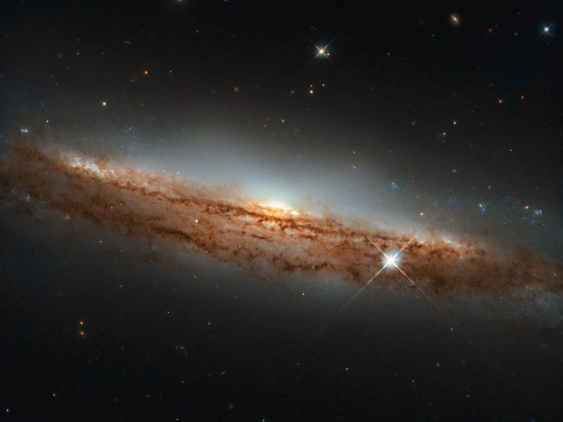 Фото: спиральная галактика в профиль