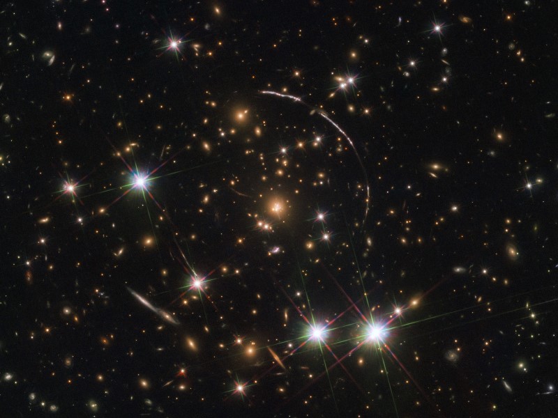 12 двойников одной галактики в снимке «Хаббла»
