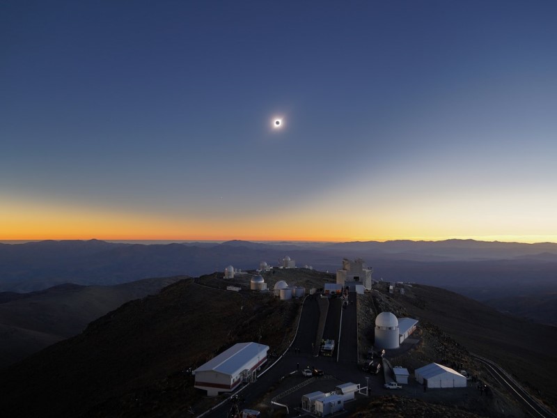 Фото и видео: полное солнечное затмение в обсерватории Ла Силья