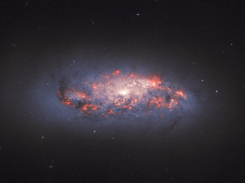 «Хаббл» сфотографировал сияющую галактику